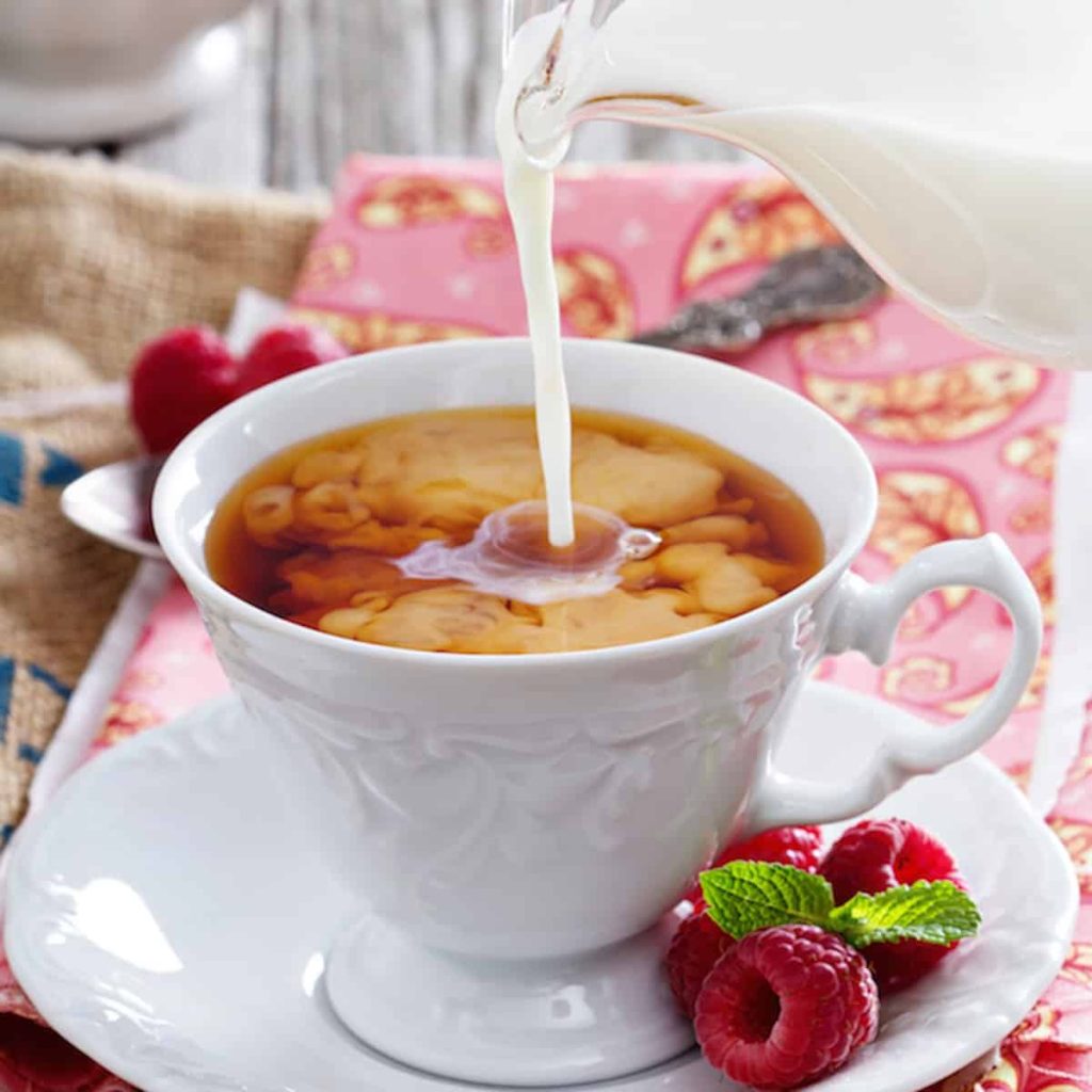 چای صبحانه انگلیسی با شیر