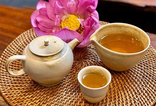 cups of vietnamese lotus tea